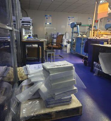 Yüksek çözünürlüklü görüntüler ve özel boyutlar için güçlü soyma dayanıklılığı olan beyaz mürekkep püskürtücüsü basılabilir PVC levhası