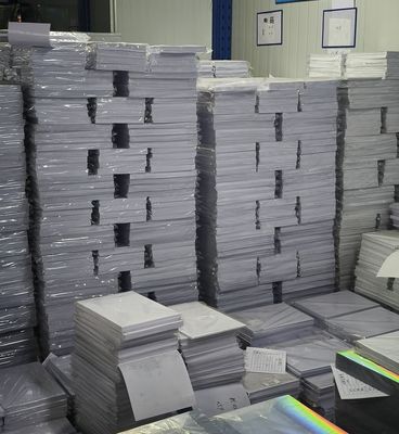 Yüksek çözünürlüklü görüntüler ve özel boyutlar için güçlü soyma dayanıklılığı olan beyaz mürekkep püskürtücüsü basılabilir PVC levhası
