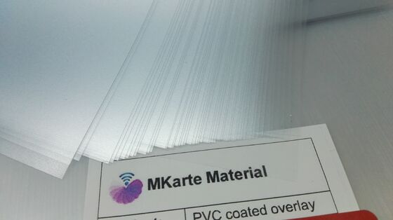 Plastik kart laminasyonu için 0.04-1.0 mm kalınlığı ve güçlü yapışkanlık düzeyi ile şeffaf PVC kaplı üst katman filmi