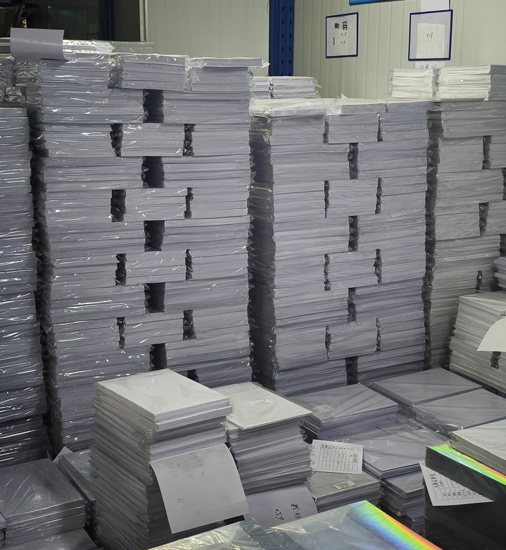Yüksek çözünürlüklü görüntüler ve özel boyutlar için güçlü soyma dayanıklılığı olan beyaz mürekkep püskürtücüsü basılabilir PVC levhası